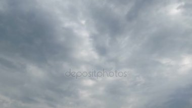 Gri yağmur bulutları gökyüzünde hareket ediyor. Timelapse