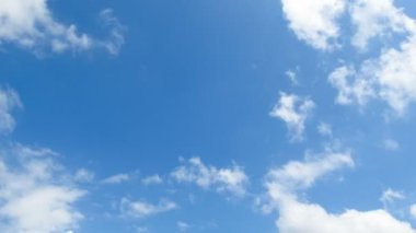 Bulutlar mavi gökyüzünde hareket ediyor. Timelapse