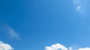 Bulutlar mavi gökyüzünde hareket ediyor. Timelapse