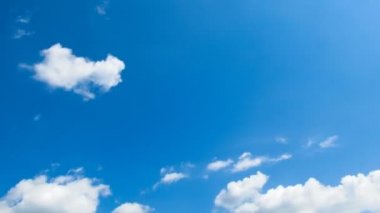 Bulutlar mavi gökyüzünde hareket ediyor. Timelapse