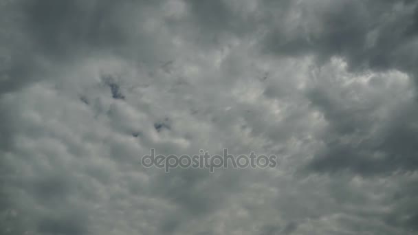 Wolken gaan in de blauwe hemel. Timelapse — Stockvideo