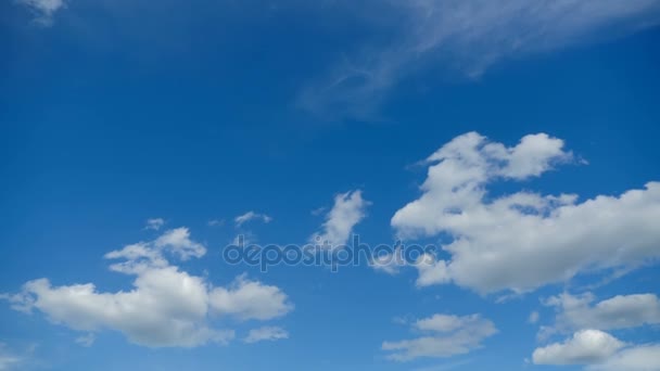 Las nubes se mueven en el cielo azul. Plazo de entrega — Vídeos de Stock