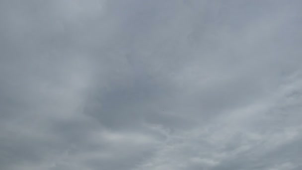 Gri yağmur bulutları gökyüzünde hareket ediyor. Timelapse — Stok video