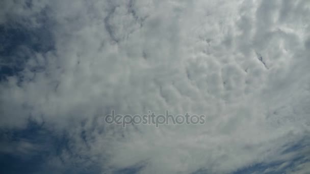 Las nubes se mueven en el cielo azul. Plazo de entrega — Vídeos de Stock