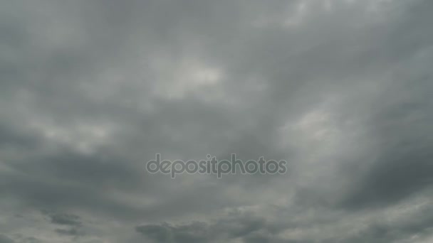 Des nuages de pluie gris se déplacent dans le ciel. Délai imparti — Video