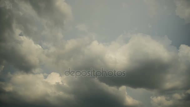 Des nuages de pluie gris se déplacent dans le ciel. Délai imparti — Video