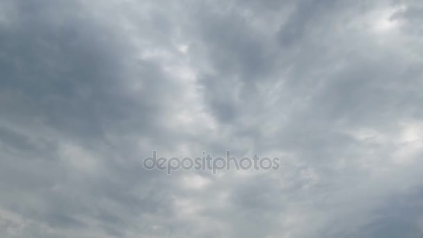 Nubes de lluvia gris se mueven en el cielo. Plazo de entrega — Vídeo de stock