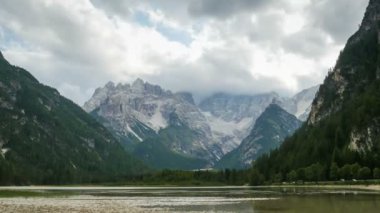 Bulutlar bir dağ Gölü ve Alp Dağları tepeleri üzerinde hareket ediyor. Zaman atlamalı