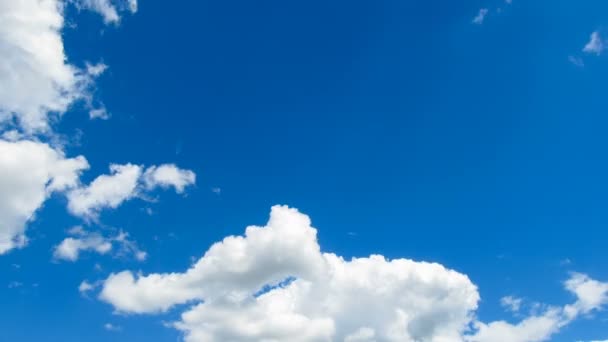 A kék eget felhők haladunk. TimeLapse — Stock videók