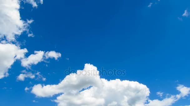 Molnen rör sig i den blå himlen. Timelapse — Stockvideo