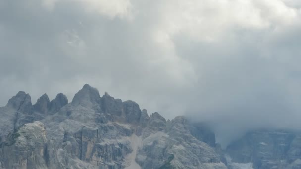 Las nubes se mueven sobre la cima de las montañas alpinas. Plazo de entrega . — Vídeos de Stock