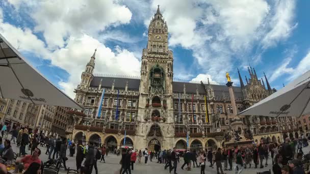 Calle Marienplatz en Munich vista frente al Ayuntamiento. Hiper lapso — Vídeo de stock