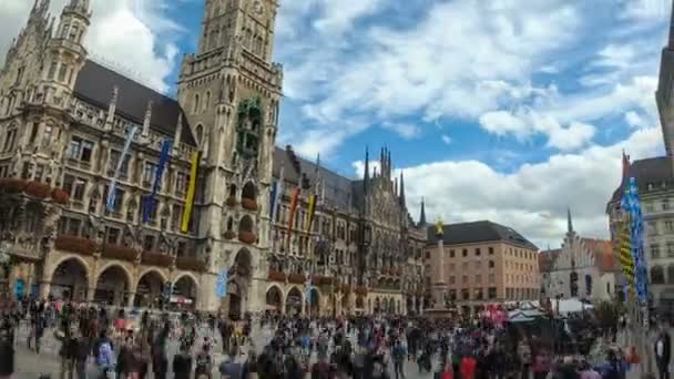 Marienplatz in München vor dem Rathaus. Hyperlapsus — Stockvideo