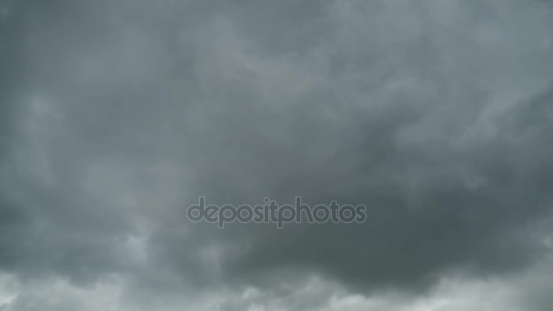 Des nuages de pluie gris se déplacent dans le ciel. Délai imparti — Video