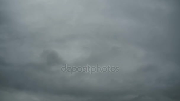 Nuvole di pioggia grigia si stanno muovendo nel cielo. Scadenza temporale — Video Stock