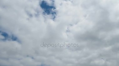 Bulutlar mavi gökyüzünde hareket ediyor. Timelapse