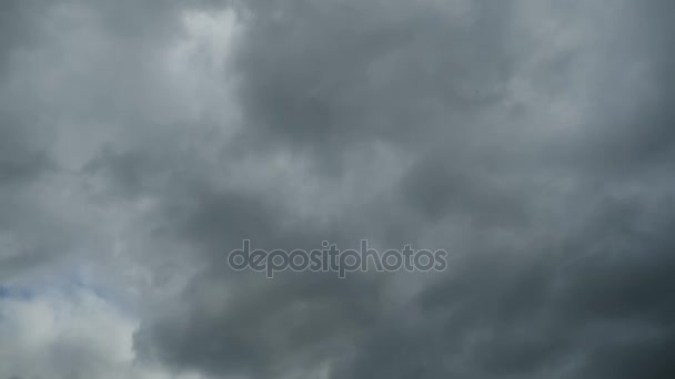 灰色的雨云在天空中移动。时差 — 图库视频影像