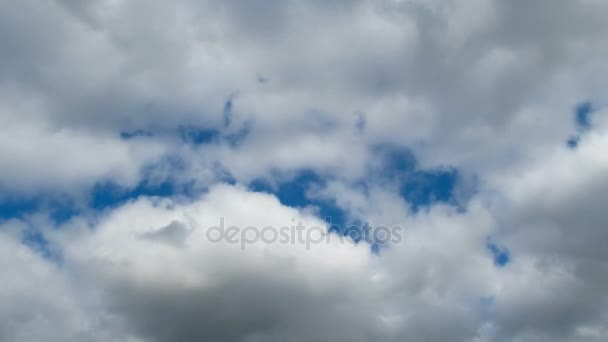 Las nubes se mueven en el cielo azul. Plazo de entrega — Vídeos de Stock