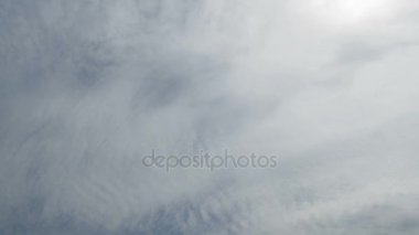 Bulutlar mavi gökyüzünde hareket ediyor. Timelapse