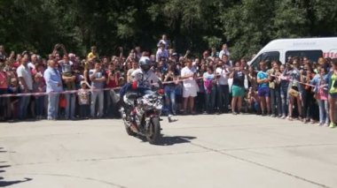 Dublör Moto Show. Moto binici arka tekerlek üzerinde sürmek. Bisikletçileri Parade ve gösteri. Ağır çekim