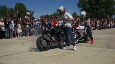 Dublör Moto Show. Moto hüner. Aşırı motor sporları. Bisikletçileri Parade ve gösteri. Ağır çekim