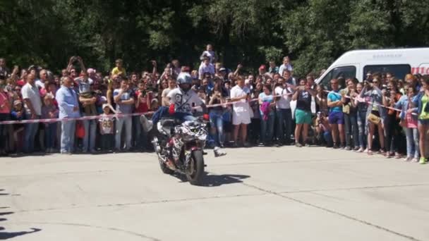 Stunt Moto Show. Moto Rider Paseos en la rueda trasera. Desfile y espectáculo de motociclistas. Moción lenta — Vídeos de Stock