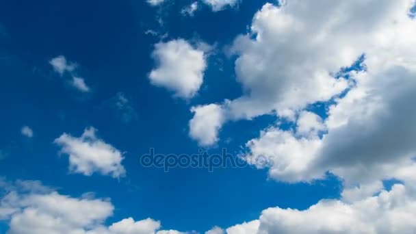 Хмари переходять у синьому небі. Timelapse — стокове відео