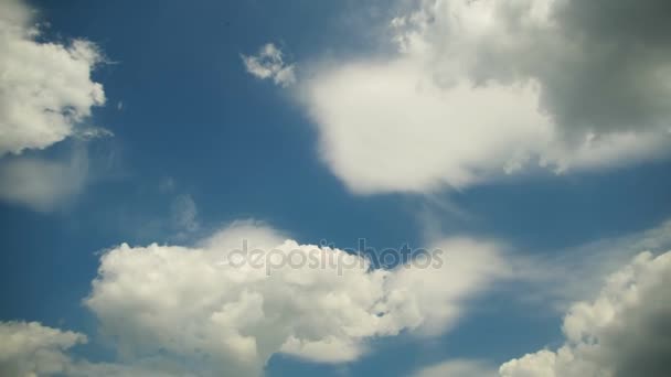 Molnen rör sig i den blå himlen. Timelapse — Stockvideo
