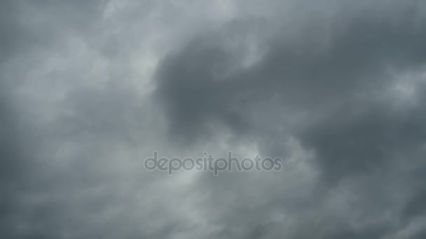 Nuvole di pioggia grigia si stanno muovendo nel cielo. Scadenza temporale — Video Stock