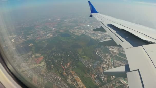 Vista da janela de um avião a jato na paisagem da cidade de Bangkok — Vídeo de Stock