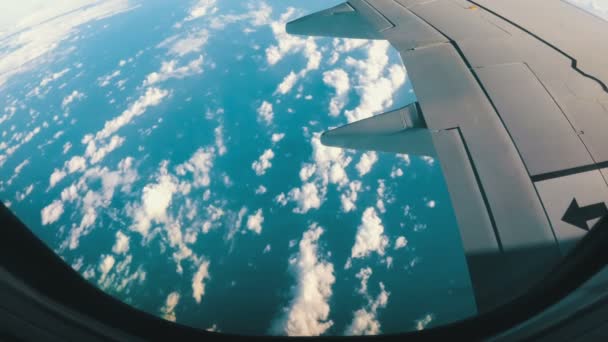 Vista dalla finestra dell'aereo su un paesaggio di nuvole — Video Stock