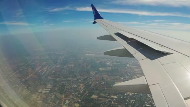 Vista desde la ventana de un avión a reacción en el paisaje de la ciudad de Bangkok — Vídeo de stock