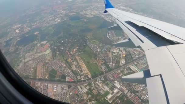Vista da janela de um avião a jato na paisagem da cidade de Bangkok — Vídeo de Stock