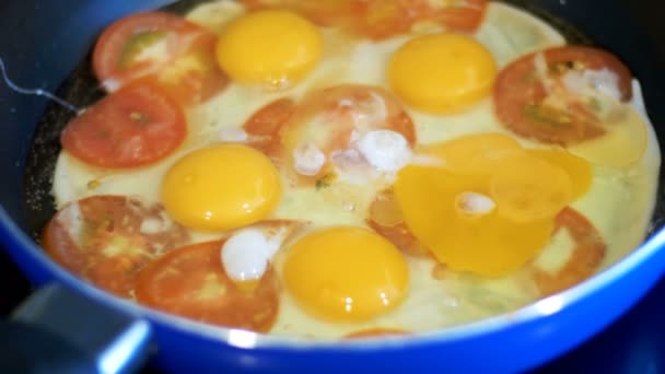 Жареные яйца, приготовленные на сковородке — стоковое видео
