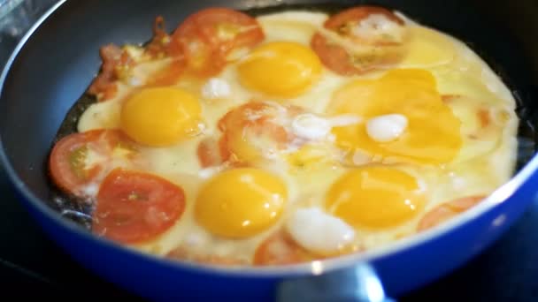 Œufs frits préparés dans une poêle 