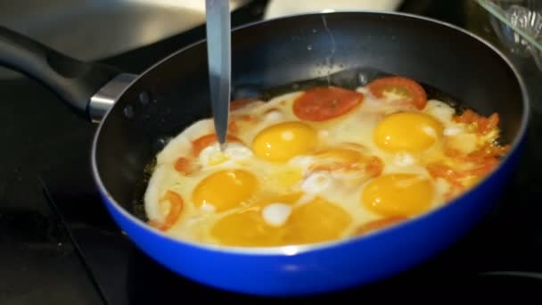 Œufs frits préparés dans une poêle 