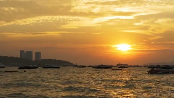 Roter Sonnenuntergang auf dem Meer mit Booten, die auf den Wellen schaukeln. Thailand. Pattaya — Stockvideo