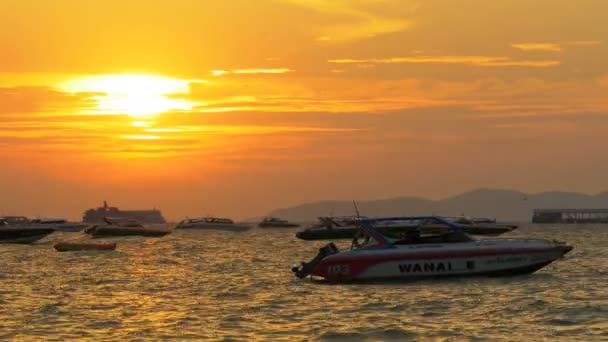 Pôr-do-sol vermelho no mar com barcos balançando nas ondas. Tailândia. Pattaya. — Vídeo de Stock