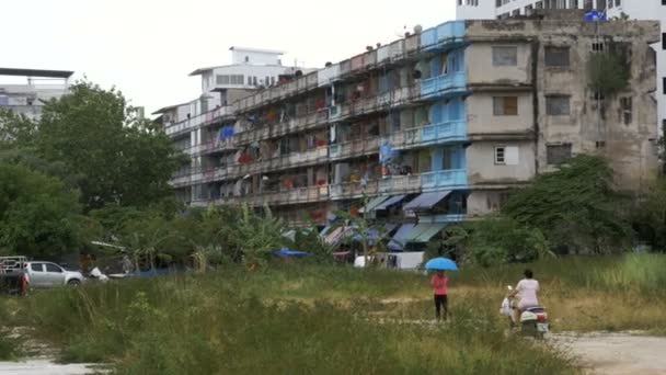 Slums in Azië. Arm gebied in Thailand, Pattaya. Oud hostel, armoede. — Stockvideo