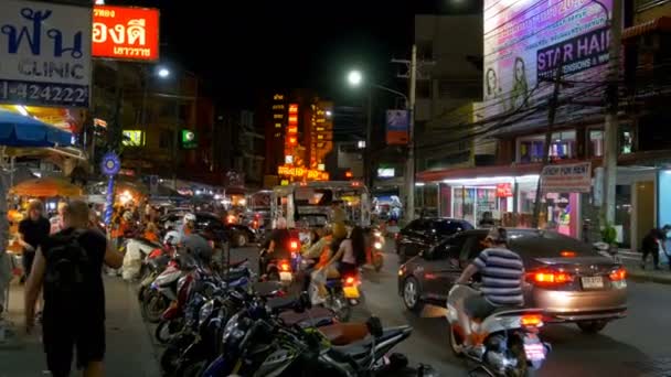 Tráfico por carretera en la calle Pattaya por la noche, Tailandia — Vídeos de Stock