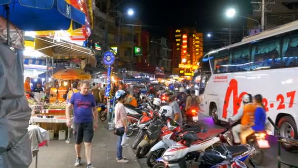 Wegverkeer in Pattaya straat 's nachts, Thailand — Stockvideo