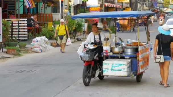 Obchod na kolech je na koni ulicí Thajska na motorce, Pattaya. — Stock video