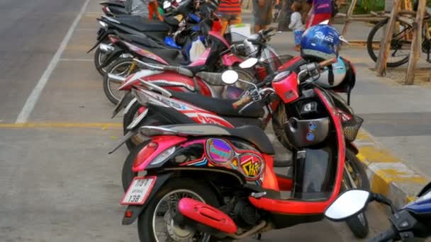 Des motos stationnées sur le côté du remblai de Jomtien, Pattaya, Thaïlande — Video