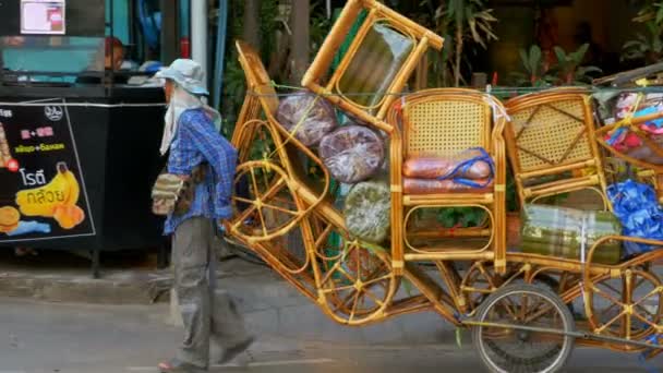 En säljare med rottingmöbler på en vagn går längs Pattaya Street, Thailand — Stockvideo