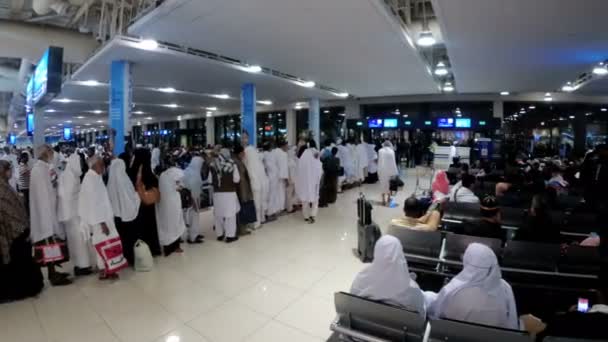 Terminal de aeropuerto en Dubai. Jeques árabes y mujeres en burka caminan dentro de la terminal — Vídeos de Stock