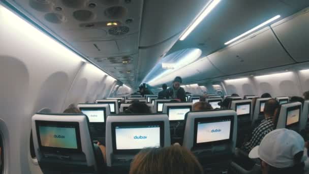De passagierscabine met mensen van het vliegtuig tijdens de vlucht — Stockvideo