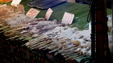 Ulusal Asya egzotik deniz ürünleri sokak gece pazarı Jomtien vitrin bir sopa. Pattaya, Tayland