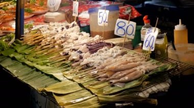 Ulusal Asya egzotik deniz ürünleri sokak gece pazarı Jomtien vitrin bir sopa. Pattaya, Tayland