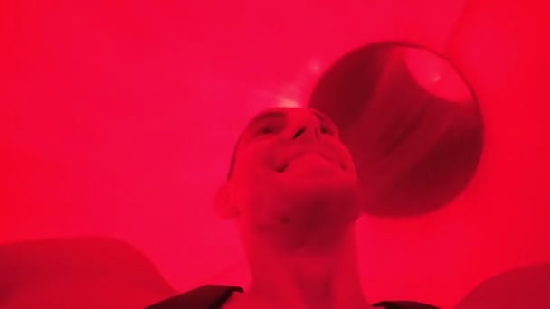 Cara de um homem descendo em um tubo vermelho de escorregas de água extremas. Vista em primeira pessoa, pontos de vista — Vídeo de Stock