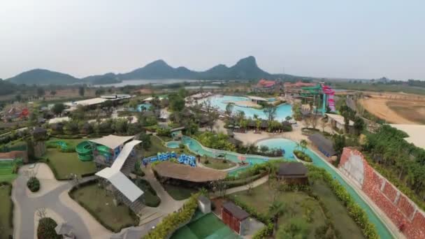 Vista general desde arriba al Parque Acuático del Ramayana. Tailandia — Vídeo de stock